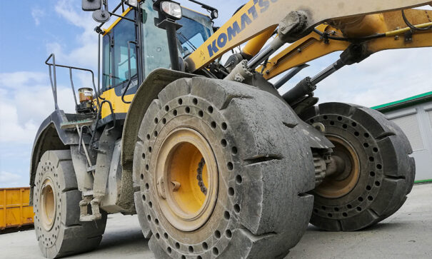 Afvalverdichter met volrubberbanden
